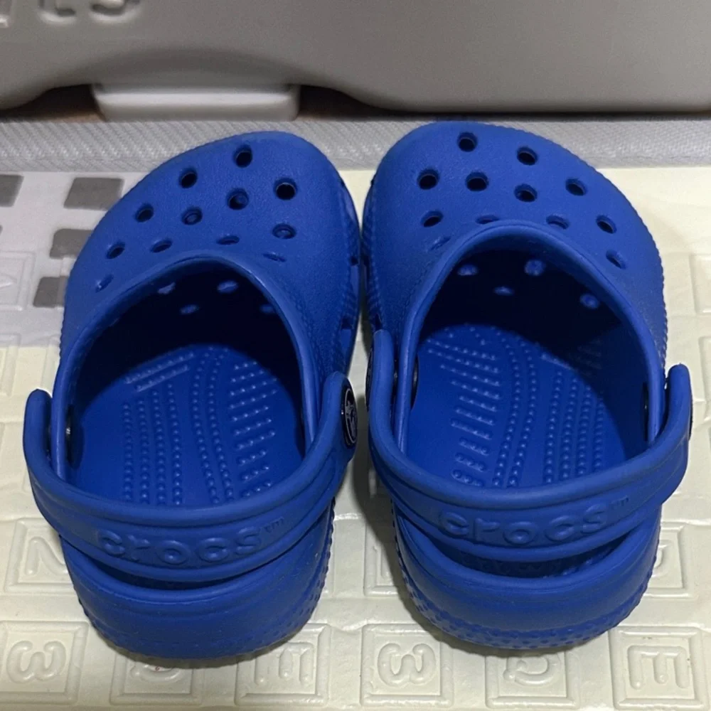 CROCS Kids Classic Clogs in Bright Blue